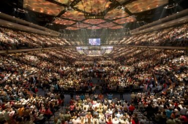 Lakewood megachurch photo by ToBeDaniel https://en.wikipedia.org/wiki/it:User:ToBeDaniel (CC BY 3.0)
A stadium sized congregation of people