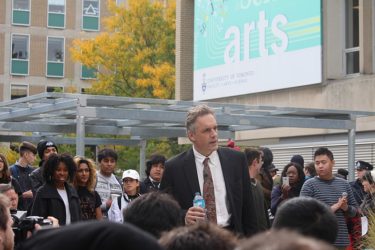 Jordan Peterson speaking at a free speech rally in 2016. Image by Wikimedia user Quist [CC-SA-4.0]