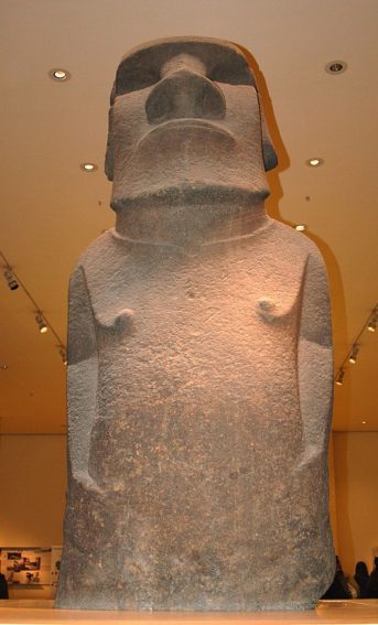 Hoa Hakananai'a standing in the British Museum. Image by Wikimedia user Fallschirmjäger [CC BY 3.0].